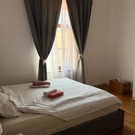 Апартаменты High Ceilings, Two Bedroom Flat In The Center Брашов
